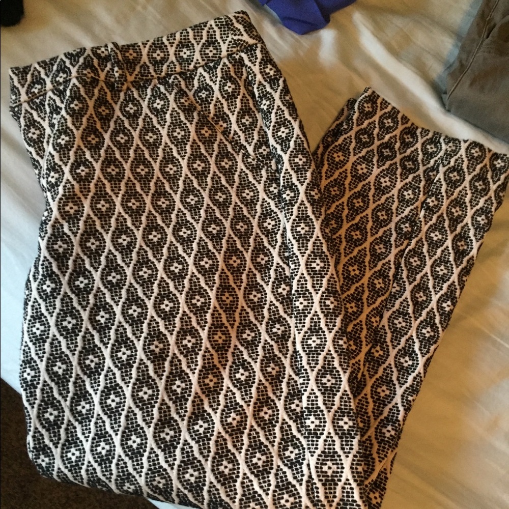 Black and off white patterned Capri pants SZ 12